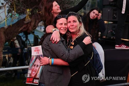 (텔아비브 EPA=연합뉴스) 이스라엘 시민들이 19일(현지시간) 텔아비브 내 '인질광장'에 모여 세 명의 여성 인질들이 하마스로부터 풀려나는 모습을 생중계로 지켜보고 있다. 2025.01.19.