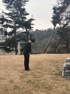 '탁구대부' 조양호 회장 묘소 찾은 유승민 