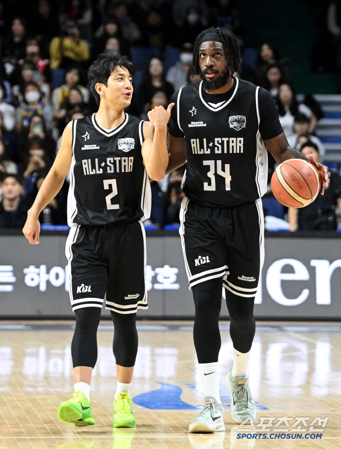 '은퇴 안하면 안되겠니?' 전희철 감독 애정 표현에 미소로 화답한 워니,…