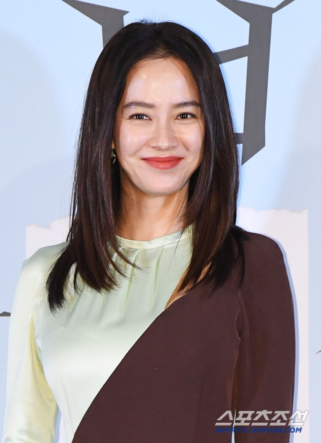 CEO 된 송지효, 속옷 화보 얼마나 파격+과감 하길래..."내 눈 못 …