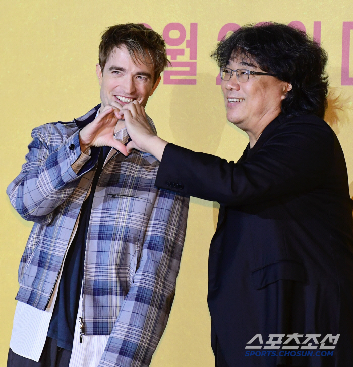 [SC현장] "워너 홀대? 이견? 전혀無!"…'미키17' 봉준호X로버트 …