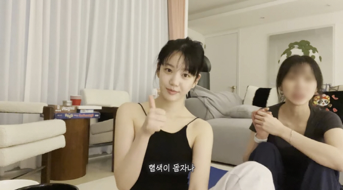'이승기 처형' 이유비, 90억 대저택서 생얼로 모닝 요가..35살 안 …