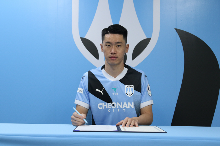 [오피셜]"축구인생 첫 이적" K리그2 천안, 수원 삼성 '원클럽맨' 베…
