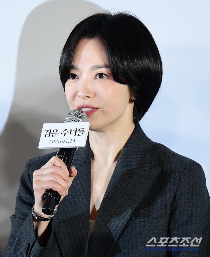 '검은 수녀들' 송혜교 "'더 글로리' 이후 사랑 이야기로 돌아오고 싶지…