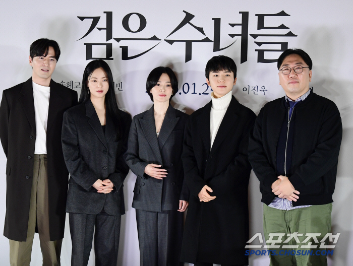 [SC현장] "욕하고 흡연까지"…'검은 수녀들' 송혜교·전여빈, 이토록 …