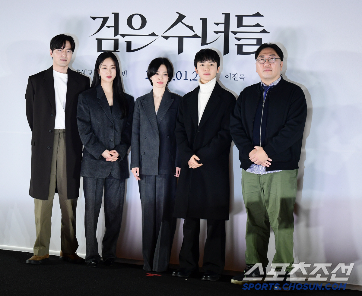 [SC현장] "욕하고 흡연까지"…'검은 수녀들' 송혜교·전여빈, 이토록 …