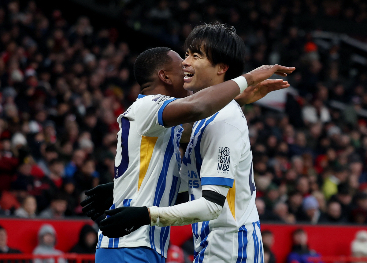 일본 축구 역사 썼다! 맨유 침몰 '1골 1도움' 미토마 미친 활약...…