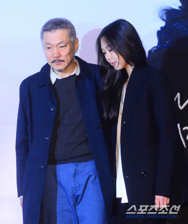 '10년 불륜' 김민희와 혼외자 가진 홍상수, 외동딸 결혼식도 불참..축…
