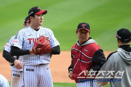 "더 던지면 찢어질 것 같아서..." PO 4차전 8회 손을 들었던 왼손…