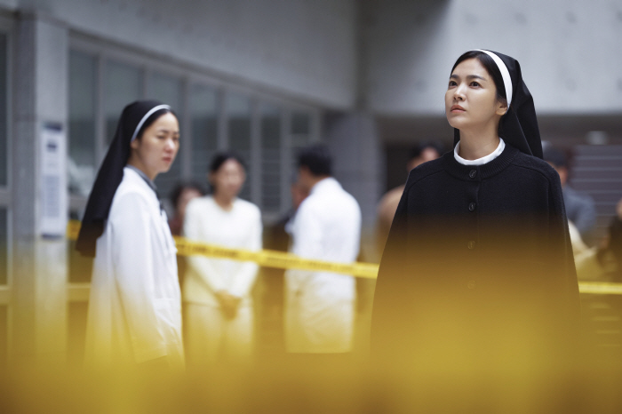 [SC리뷰] "욕하고 담배 피우고"…'검은 수녀들' 송혜교, 이젠 '멜로…