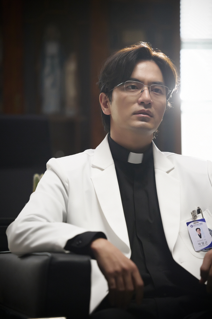 [SC리뷰] "욕하고 담배 피우고"…'검은 수녀들' 송혜교, 이젠 '멜로…