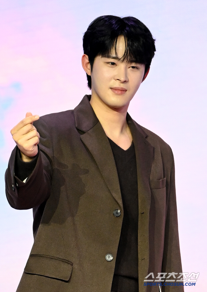 [포토] 정재광, 부드러운 미소로 하트