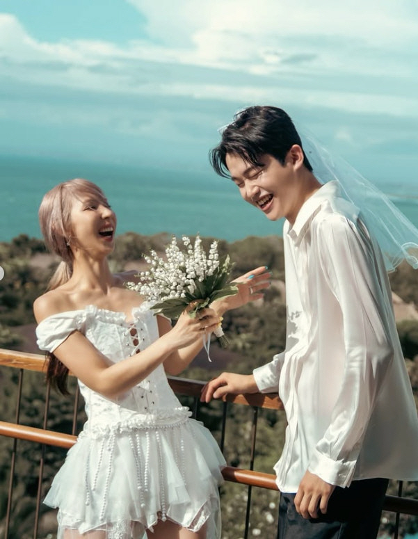 '스우파2' 미나명, 6월 결혼 발표…비키니 웨딩화보 공개 "유부의 길 …