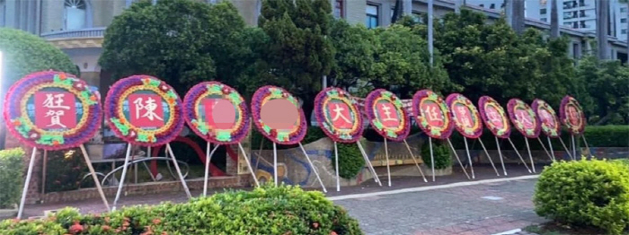 교장 '전근 축하' 화환 내건 여교사 명예훼손 재판, 왜?