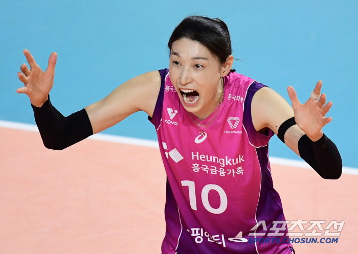 범실파티지만 달콤한 승리…'김연경+정윤주 37득점 합작' 흥국생명, 승점…