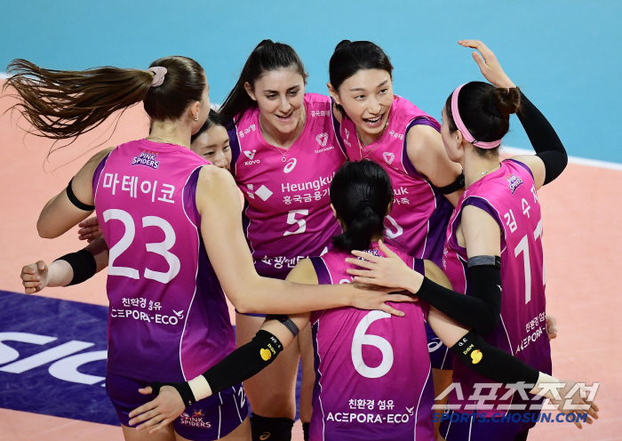 범실파티지만 달콤한 승리…'김연경+정윤주 37득점 합작' 흥국생명, 승점…