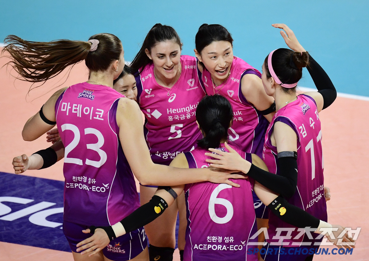 범실파티지만 달콤한 승리…'김연경+정윤주 37득점 합작' 흥국생명, 승점…