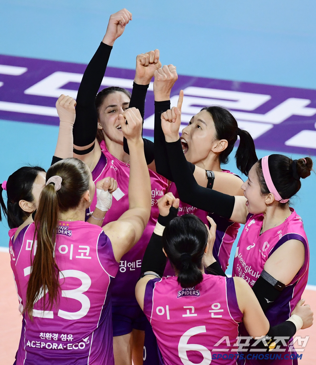 범실파티지만 달콤한 승리…'김연경+정윤주 37득점 합작' 흥국생명, 승점…