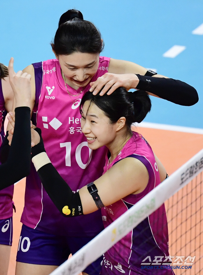 범실파티지만 달콤한 승리…'김연경+정윤주 37득점 합작' 흥국생명, 승점…