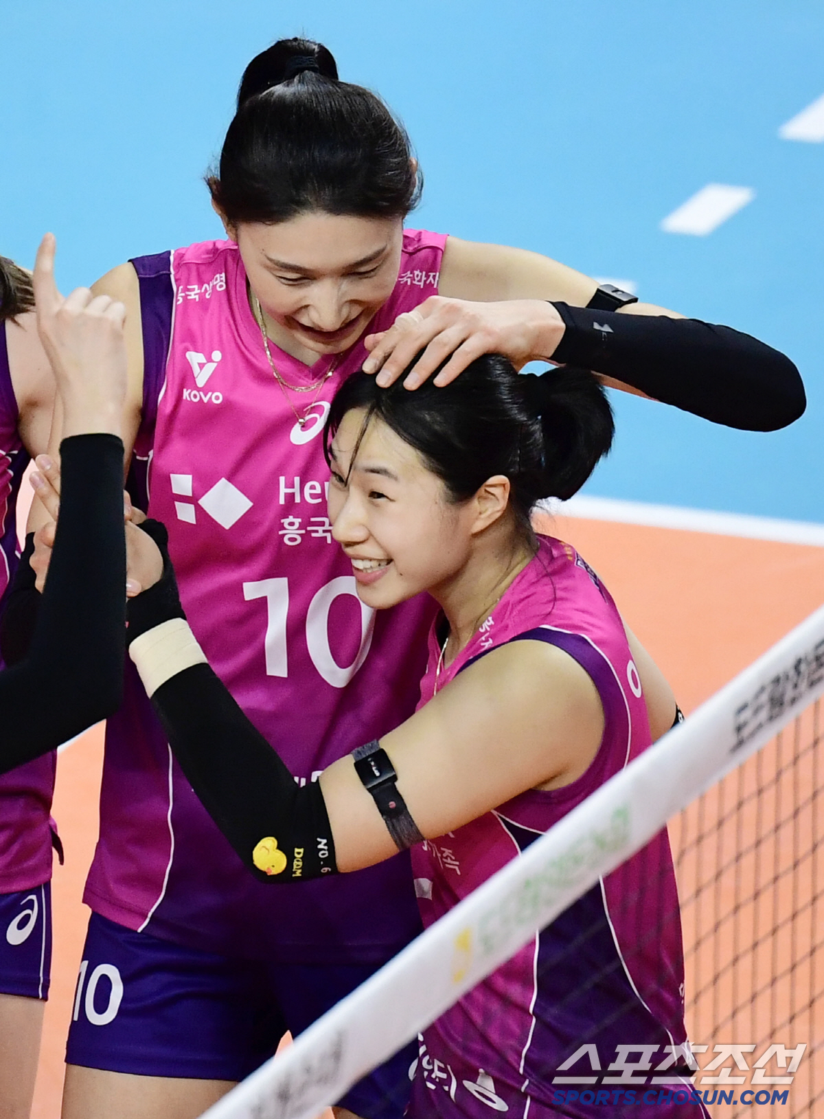 범실파티지만 달콤한 승리…'김연경+정윤주 37득점 합작' 흥국생명, 승점…