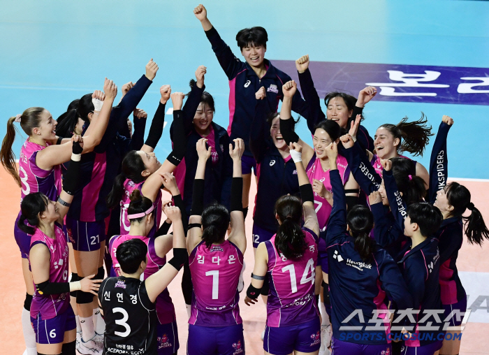 범실파티지만 달콤한 승리…'김연경+정윤주 37득점 합작' 흥국생명, 승점…