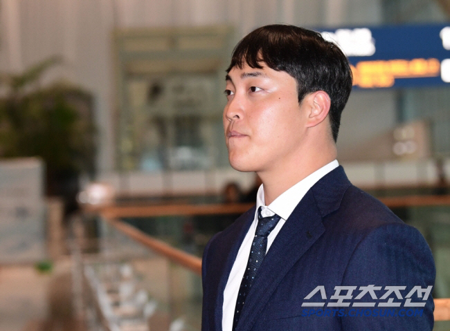 '400% 파격 인상' 오히려 쉬웠다?…왜 KIA는 김도영 연봉만 단독 …