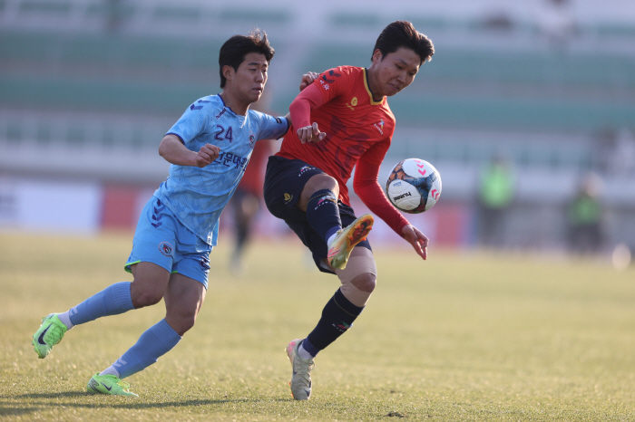 [대학축구]'왕관의 무게를 견뎌라' 최재영 선문대 감독, 또 우승에도 한…