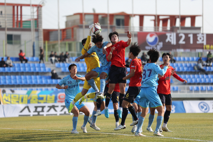 [대학축구]'왕관의 무게를 견뎌라' 최재영 선문대 감독, 또 우승에도 한…