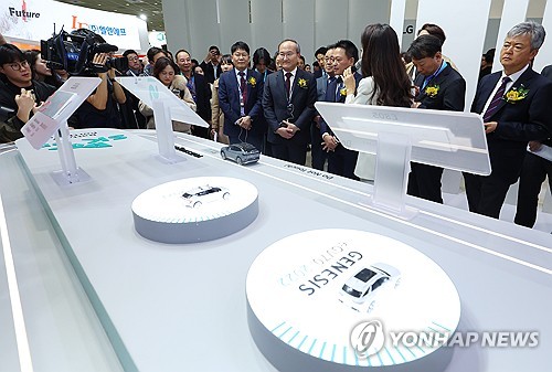 (서울=연합뉴스) 김도훈 기자 = 6일 서울 강남구 코엑스에서 열린 2024 인터배터리(INTER BATTERY)에서 개막식을 마친 강경성 산업부 1차관, 한국배터리산업협회장인 LG에너지솔루션 김동명 대표, 이석희 SK온 사장, 최윤호 삼성SDI 대표이사를 비롯한 배터리 업체 대표 등이 SK온 부스를 찾아 관계자의 설명을 듣고 있다. 2024.3.6 superdoo82@yna.co.kr