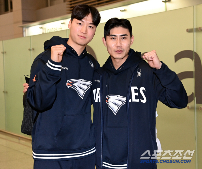 '우리는 한화 이글스' 엄상백-심우준, 가슴에 독수리 새기고 전지훈련지 …
