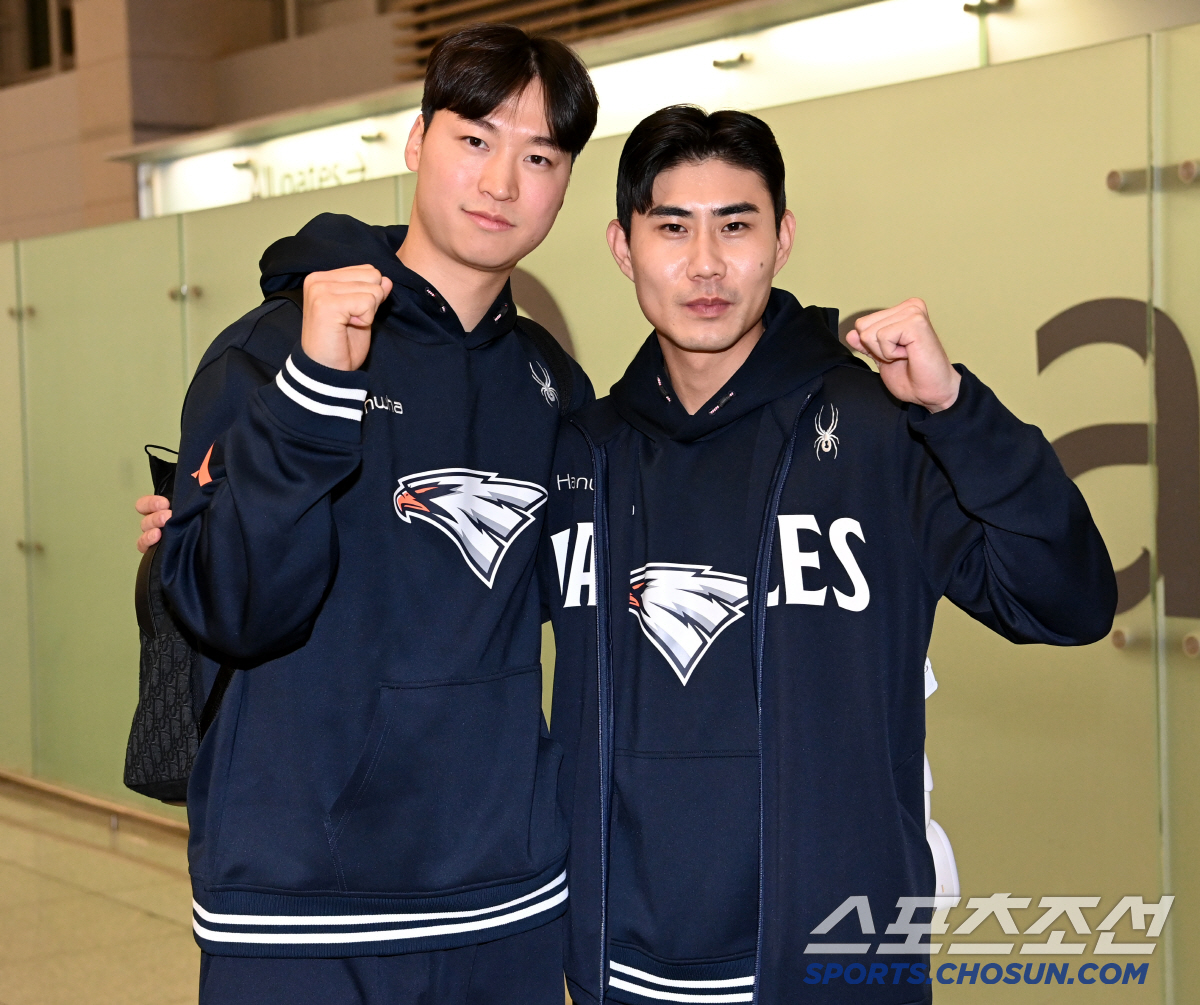 '우리는 한화 이글스' 엄상백-심우준, 가슴에 독수리 새기고 전지훈련지 …