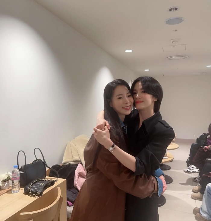송혜교 품에 쏙 들어간 임지연..‘더 글로리’ 우정은 계속