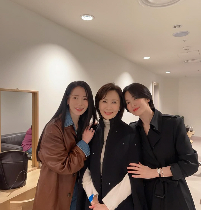 [SCin스타] 연진이는 벗었다..임지연, ♥송혜교 품에 안고 "교언니 …