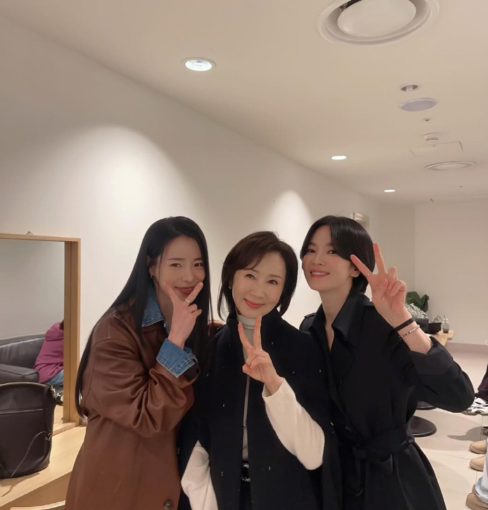[SCin스타] 연진이는 벗었다..임지연, ♥송혜교 품에 안고 "교언니 …