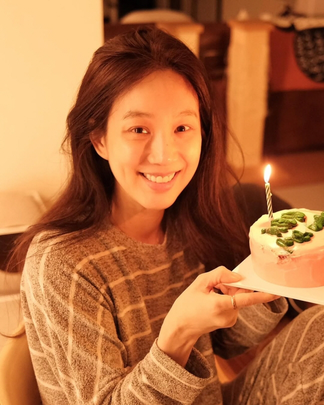 [SCin스타] 44번째 생일 맞은 정려원, 생일 케이크 들고 청초한 미…