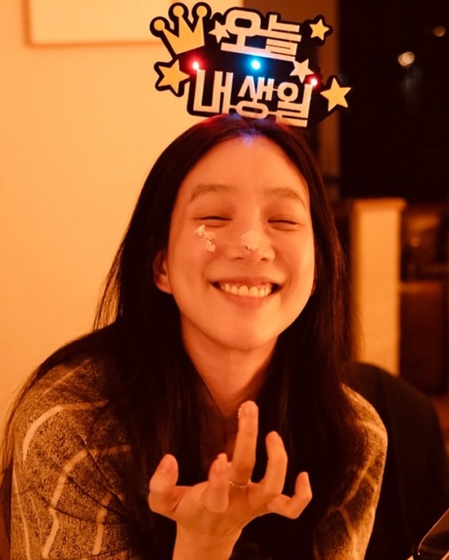 [SCin스타] 44번째 생일 맞은 정려원, 생일 케이크 들고 청초한 미…
