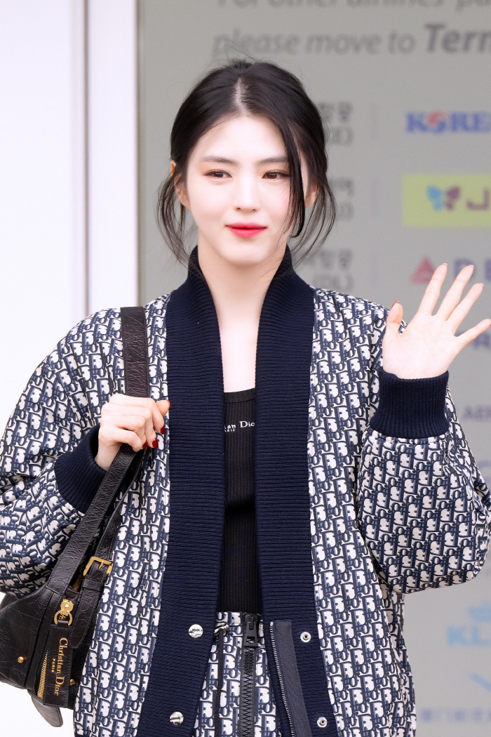 한소희, 새로운 '인간 디올' 되나...공항에서 가장 빛난 '명품 비주얼…