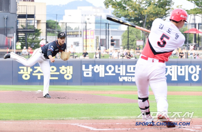 같은 1억에서 한 명은 5억, 한 명은 동결...문동주-김도영 두 라이벌…