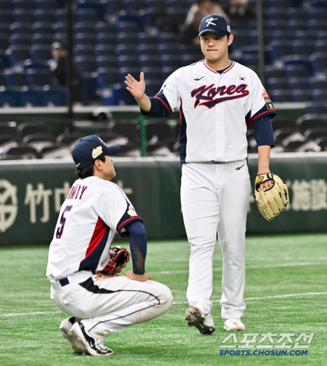 같은 1억에서 한 명은 5억, 한 명은 동결...문동주-김도영 두 라이벌…
