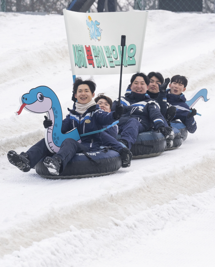에버랜드에 등장한 푸른뱀 눈썰매 "새해 복 많이 받으세요"