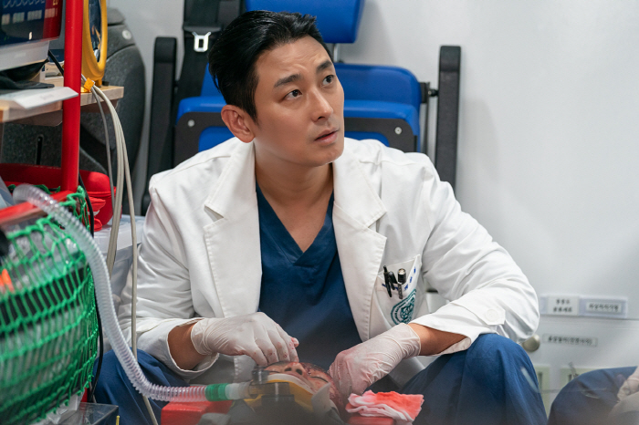 '사외다'→'조명가게' 그리고 '중증외상센터'..주지훈, 이번엔 의사로 …