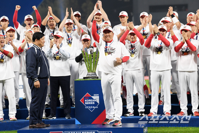 '1위팀 아닌 팬들은 무슨 죄' 5번이나 홈경기, 너무 불공평했다...K…