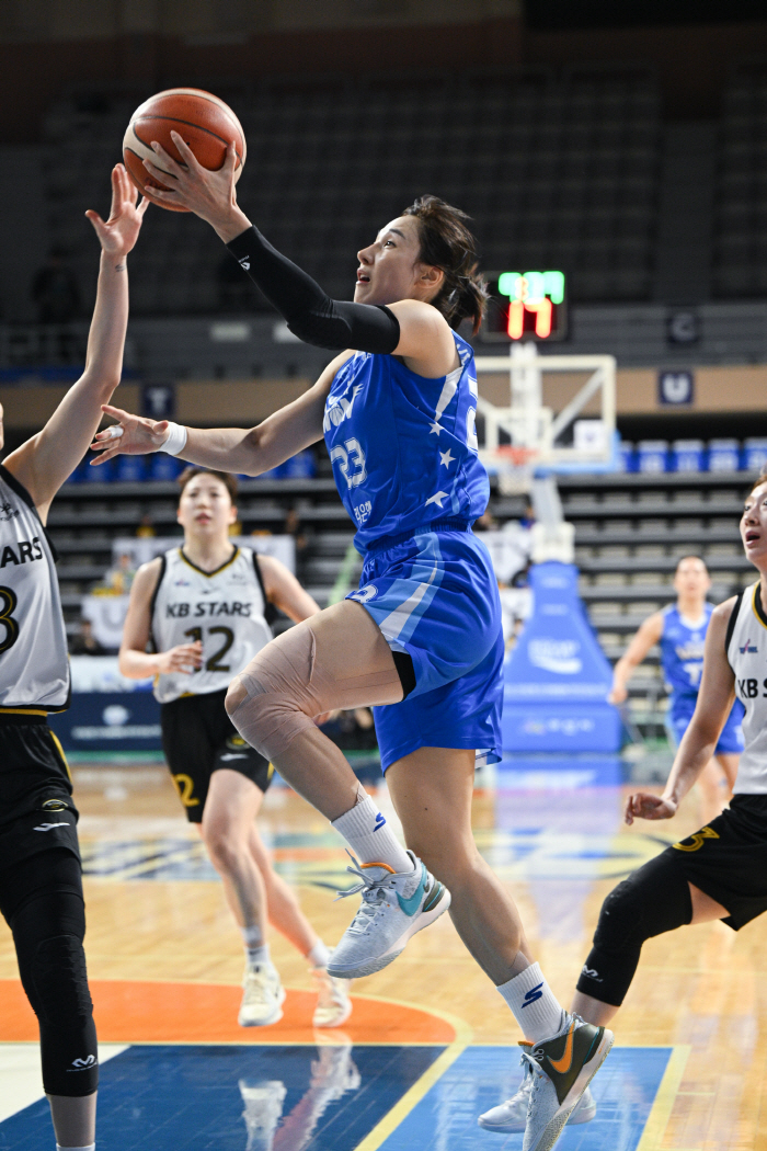 '김단비 26점→15초 전 위닝샷' 아산 우리은행, 청주 KB 63-61…