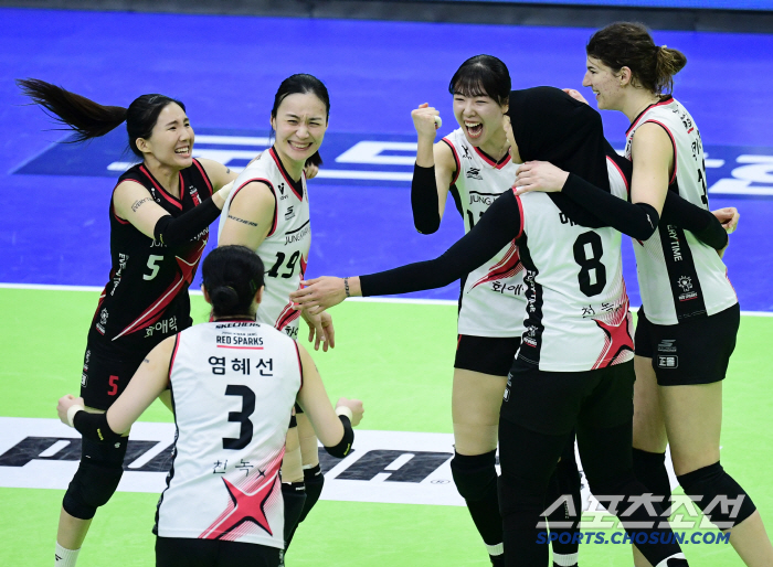 정관장 미쳤다! 12연승 질주 → 현대건설과 풀세트 혈투 끝에 3-2 역…