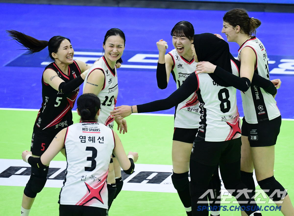 정관장 미쳤다! 12연승 질주 → 현대건설과 풀세트 혈투 끝에 3-2 역…