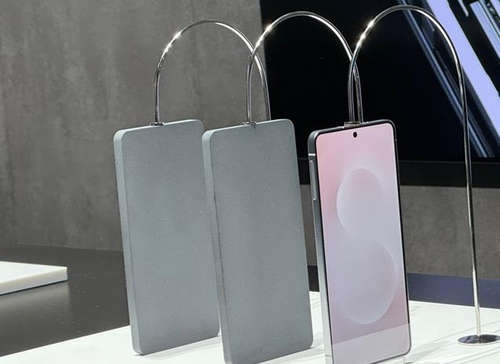 (새너제이[미 캘리포니아주]=연합뉴스) 김태종 특파원 = 22일(현지시간) 미 캘리포니아주 새너제이 SAP 센터에서 열린 '갤럭시 언팩 2025' 행사에서 공개된 갤럭시 S25 '엣지'. 2025. 1. 22. taejong75@yna.co.kr