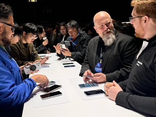 (새너제이[미 캘리포니아주]=연합뉴스) 김태종 특파원 = 22일(현지시간) 미 캘리포니아주 새너제이 SAP 센터에서 열린 '갤럭시 언팩 2025' 행사에서 공개된 갤럭시 S25 시리즈를 전 세계에서 온 취재진들이 사용해보고 있는 모습. 2025. 1. 22. taejong75@yna.co.kr