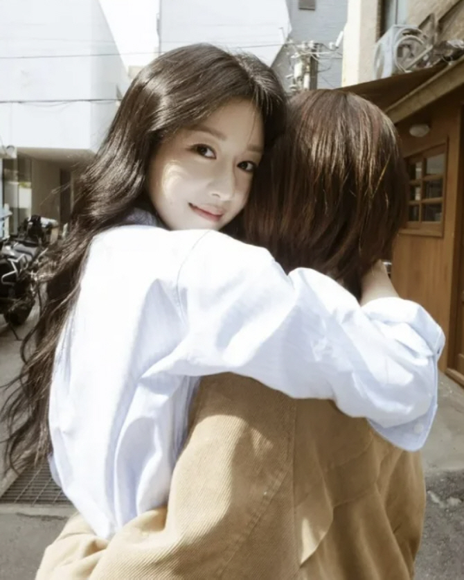 [SCin스타] 서예지, 서딱딱 아니네…과감 스킨십에 하트
