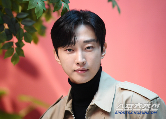 [인터뷰③] 진영 "아이돌 재결합 유행? 부럽고 멋져…나도 열심히 노래하…