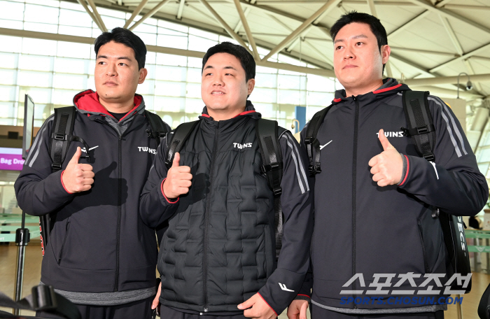 'LG맨 변신' 장현식 김강률 심창민 최채흥, 플래시 세례에 주먹 불끈 …